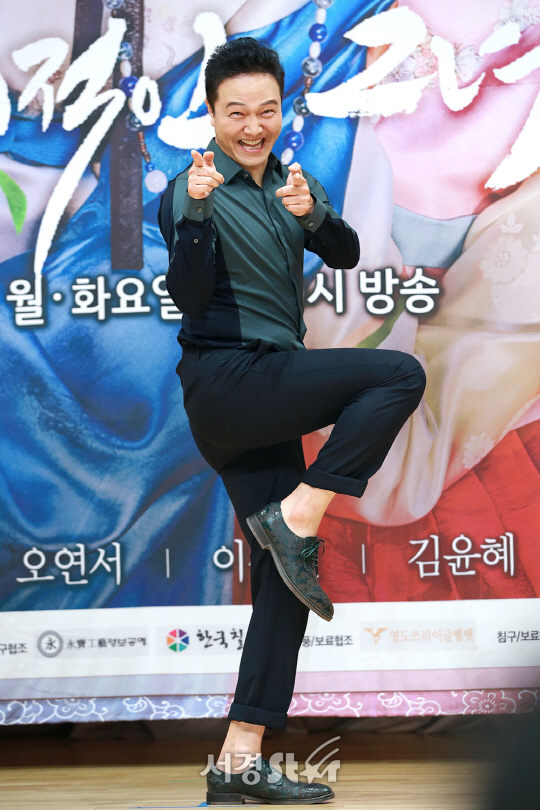 배우 정웅인이 15일 오후 서울 양천구 SBS 본사에서 열린 SBS 월화드라마 ‘엽기적인 그녀’ 제작발표회에 참석해 포즈를 취하고 있다.