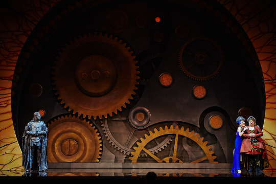 무대 디자이너 오필영은 ‘오를란도 핀토 파쵸’의 무대를 거대한 시계 속 태엽이 맞물린 세계로 표현했다. /사진제공=국립오페라단