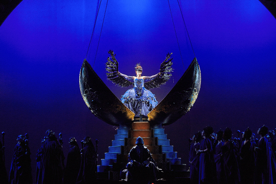 국립오페라단의 바로크 오페라 ‘오를란도 핀토 파쵸’ 마지막 장면에서 마녀 에르실라 역의 소프라노 프란체스카 롬바르디 마출리가 하늘로 날아오르는 장면 /사진제공=국립오페라단