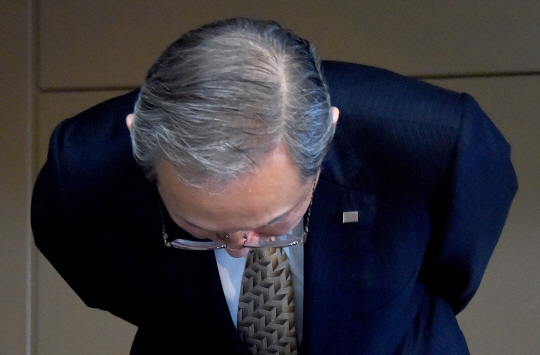 쓰나카와 사토시 도시바 CEO가 15일 도쿄 본사에서 열린 기자회견에서 허리를 숙인 채 사죄의 뜻을 밝히고 있다.     /도쿄=AFP연합뉴스