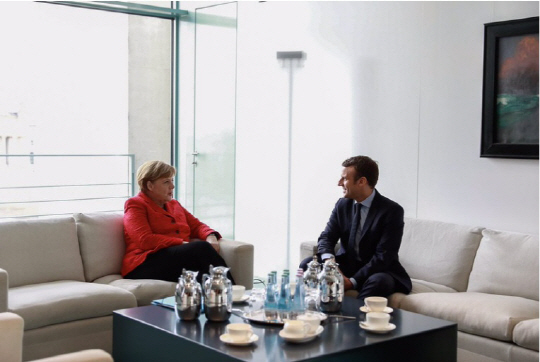 앙겔라 메르켈 독일 총리와 에마뉘엘 마크롱 프랑스 대통령./마크롱 대통령 트위터 캡처