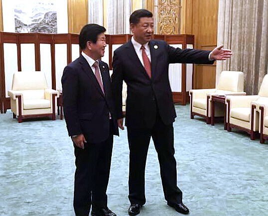 시진핑(오른쪽) 중국 국가주석이 14일 오후 일대일로 포럼에 참석하기 위해 중국을 방문한 박병석 의원을 인민대회당 안으로 안내하고 있다. /사진제공=박병석 의원실