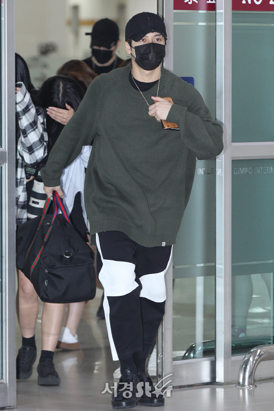 갓세븐(GOT7) 멤버 잭슨이 15일 오후 김포국제공항을 통해 일본투어를 마치고 입국하고 있다.