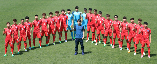 U-20 월드컵 대표팀의 신태용(가운데) 감독과 선수들이 파이팅을 외치고 있다. /연합뉴스