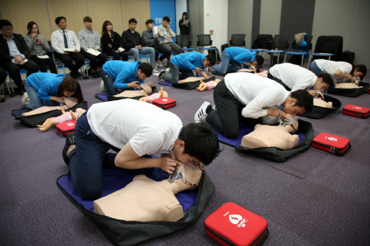 코웨이의 영업조직 ‘파랑새’ 직원들이 심폐소생술 이론을 공부한 후 직접 마네킹을 활용해 응급호흡법을 실습하고 있다./사진=코웨이