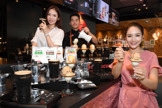 파스쿠찌 모델들이 16일 서울 광화문점에서 ‘모카포트 아포가또’와 ‘니트로 콜드브루’ 등 신제품을 선보이고 있다. 파스쿠찌는 브랜드 리뉴얼을 통해 이탈리아 정통 에스프레소 커피 문화를 전파한다는 계획이다./권욱기자