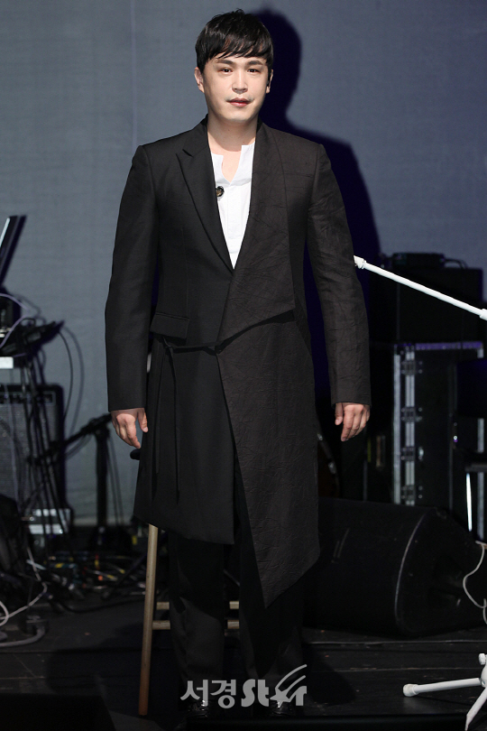 가수 이수가 16일 오후 신한카드 판 스퀘어 라이브홀에서 열린 솔로앨범 ‘inhale’ 발매 기념 음감회에 참석해 포토타임을 갖고 있다.