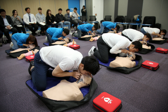 코웨이의 영업조직 ‘파랑새’ 직원들이 고객 상담시 발생할 수 있는 만일의 응급상황에 대비하기위해 지난 15일 심폐소생술 이론을 공부한 후 직접 마네킹을 활용해 응급호흡법 실습을 하고 있다. 코웨이는 이날부터 오는 18일까지 서울 중구 본사에서 이 교육을 진행할 예정이다. /사진제공=코웨이