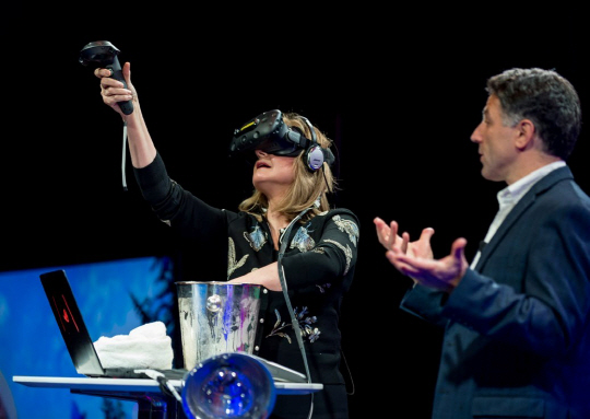 스라이브 글로벌 Thrive Global의 창립자 겸 CEO 아리아나 허핑턴이 하워드 로즈의 ‘고통 극복’ 가상현실 게임을 즐기고 있다.