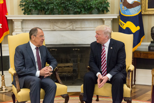도널드 트럼프(오른쪽) 미국 대통령이 지난 10일(현지시간) 백악관에서 세르게이 라브로프 러시아 외무장관과 이야기하고 있다. /워싱턴DC=UPI연합뉴스