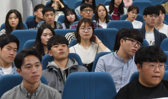16일 서울 동국대학교에서 열린 CEO 초청 특강에서 대학생들이 강용남 한국레노버 대표이사의 강연을 경청하고 있다./권욱기자