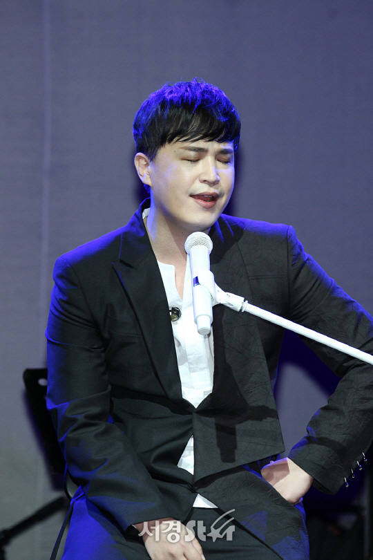 가수 이수가 16일 오후 신한카드 판 스퀘어 라이브홀에서 열린 솔로앨범 ‘inhale’ 발매 기념 음감회에 참석해 노래를 선보이고 있다.
