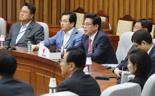 정우택(왼쪽 세 번째) 자유한국당 대표 권한대행이 17일 오전 국회에서 열린 중진의원 간담회에서 발언하고 있다./연합뉴스