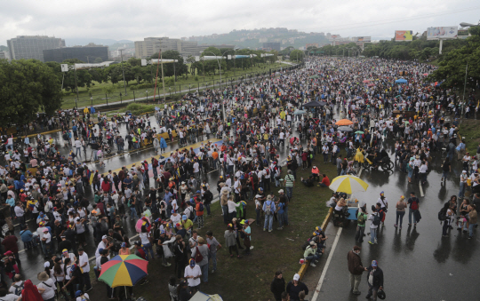 베네수엘라 수도 카라카스에서 15일(현지시간) 시민들이 도로를 점령한 채 대규모 반정부 시위를 벌이고 있다. /AP연합뉴스