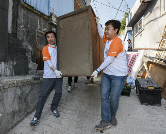 김한기(왼쪽) 대림산업 사장이 17일 서울시 성북구 삼성동에서 진행된 ‘희망의 집 고치기’ 활동에 참여해 직원들과 가구를 옮기고 있다. /사진제공=대림산업