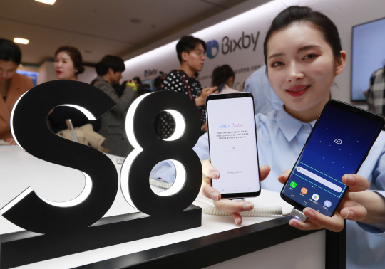 삼성전자 홍보도우미들이 갤럭시S8의 지능형 음성비서인 ‘빅스비(Bixby)를 소개하고 있다./연합뉴스