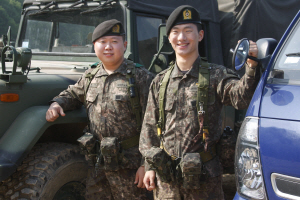 사격 훈련에 참가하기 위해 전역을 미룬 육군 5기갑여단의  양현석(왼쪽),박지홍 병장./사진제공=5기갑여단