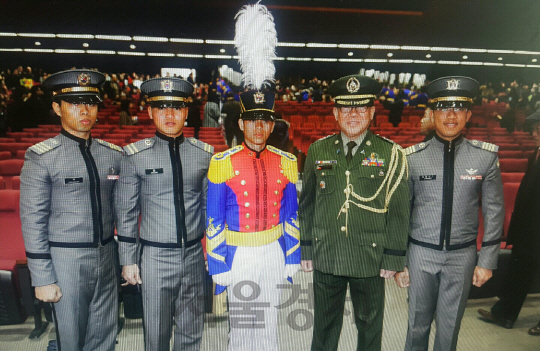 한국에 유학하는 외국 사관생도와 장교들이 급증, 연간 신규 입교자가 100명선을 넘어섰다. 사진은 육군사관학교에서 교육받고 있는 필리핀 사관생도들과 한국 주재 국방무관. 육사 신입생 입교를 축하하기 위해 2,3,4학년 생도들이 모였다./사진= 육사 제공