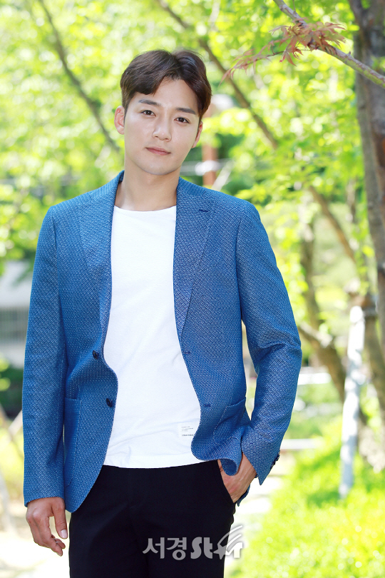 배우 김진우가 17일 오후 서울 영등포구 당산동에서 서경스타와의 인터뷰 전 포즈를 취하고 있다.