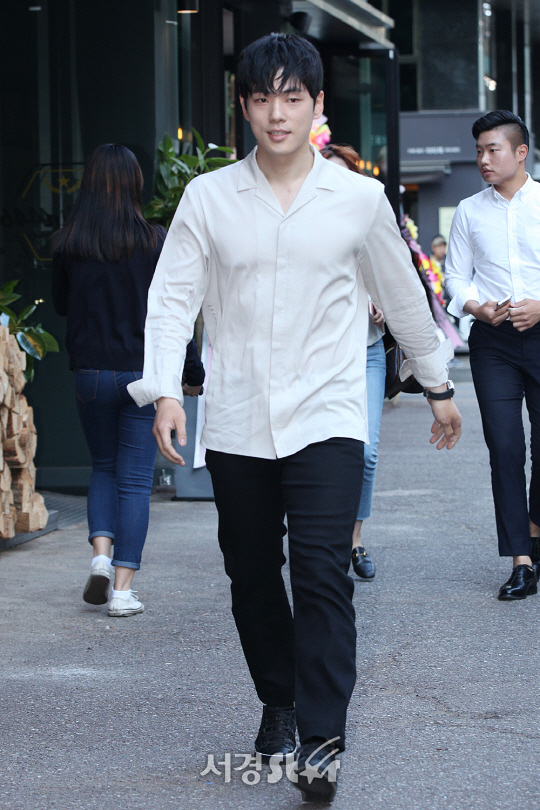 배우 김정현이 17일 오후 여의도 한 음식점에서 열린 MBC 월화드라마 ‘역적: 백성을 훔친 도적’ 종방연에 참석해 포토타임을 갖고 있다.