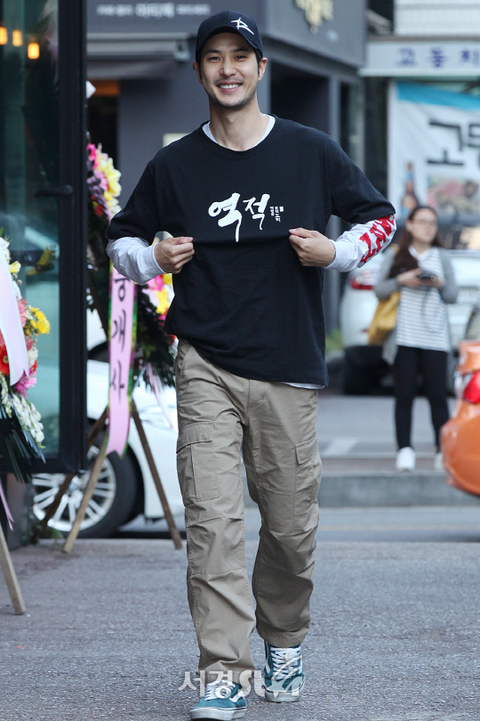 배우 김지석이 17일 오후 여의도 한 음식점에서 열린 MBC 월화드라마 ‘역적: 백성을 훔친 도적’ 종방연에 참석해 포토타임을 갖고 있다.