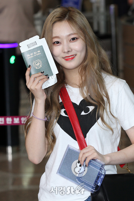 프리스틴 멤버 은우가 18일 오후 김포국제공항을 통해 ‘KCON(케이콘)’에 참석하기 위해 도쿄 하네다로 출국하고 있다.