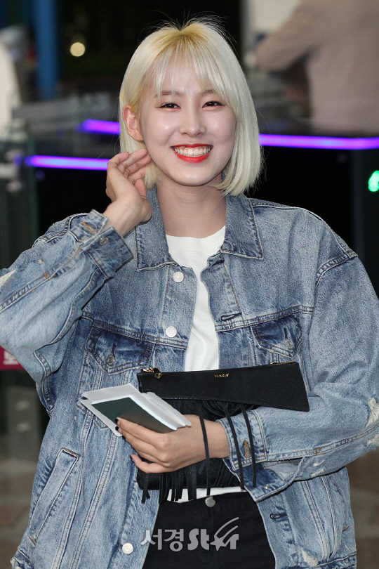 프리스틴 유하, 금발미녀의 미소~ (김포공항 출국)