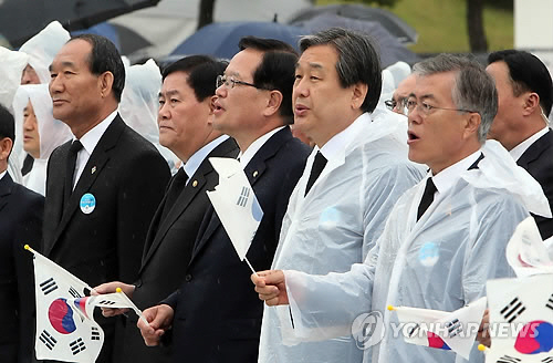 2015년 5·18 기념식 당시 ‘님을 위한 행진곡’을 부르는 문 대통령/연합뉴스
