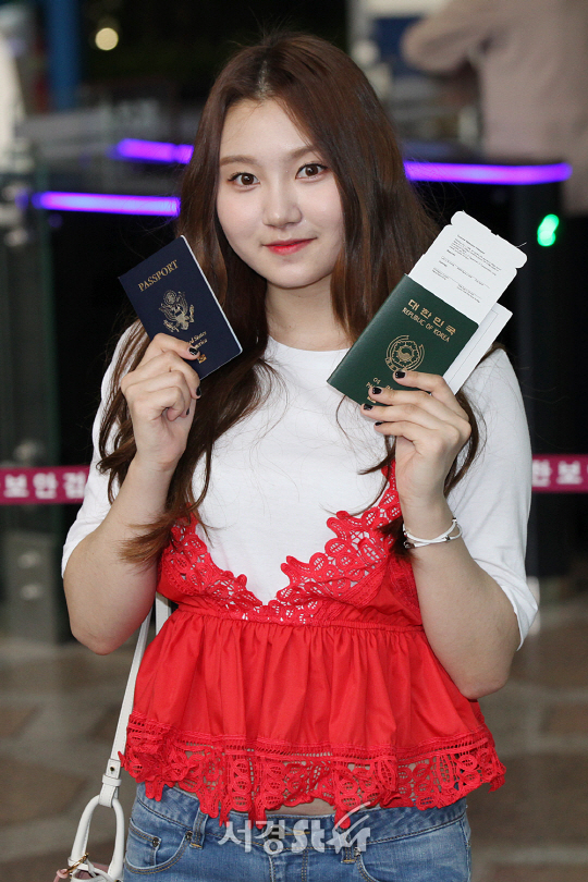프리스틴 멤버 성연이 18일 오후 김포국제공항을 통해 ‘KCON(케이콘)’에 참석하기 위해 도쿄 하네다로 출국하고 있다.