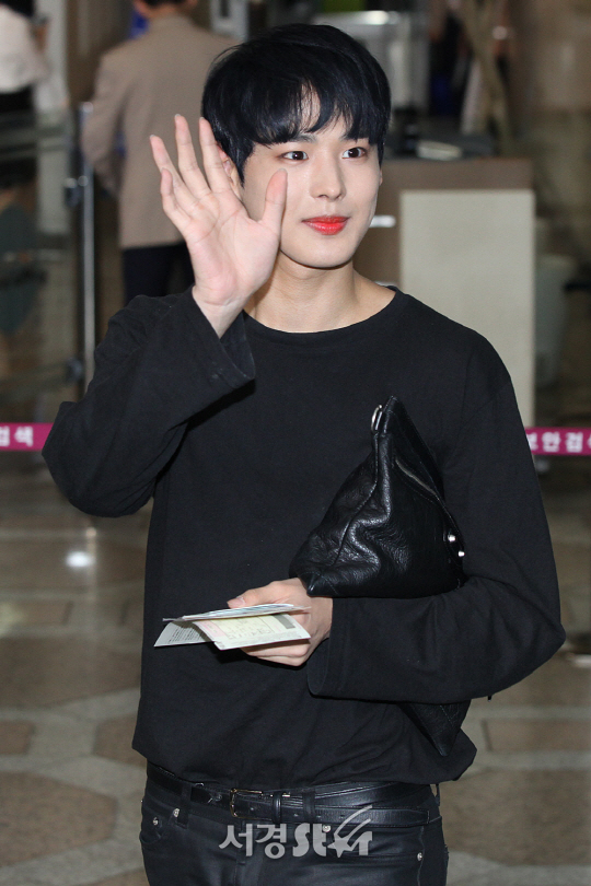 빅톤 멤버 최병찬이 18일 오후 김포국제공항을 통해 ‘KCON(케이콘)’에 참석하기 위해 도쿄 하네다로 출국하고 있다.