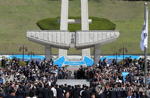 18일 오전 광주 북구 운정동 국립5·18민주묘지에서 열린 제37주년 5·18민주화운동 기념식/연합뉴스