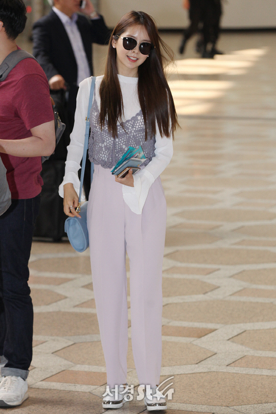 스텔라 멤버 효은이 18일 오후 김포국제공항을 통해 ‘KCON(케이콘)’에 참석하기 위해 도쿄 하네다로 출국하고 있다.