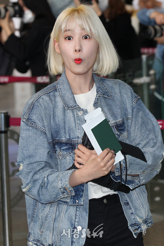 프리스틴 멤버 유하가 18일 오후 김포국제공항을 통해 ‘KCON(케이콘)’에 참석하기 위해 도쿄 하네다로 출국하고 있다.
