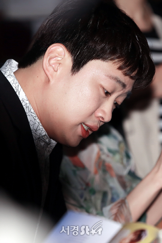 배우 안재홍이 18일 오후 서울 영등포구 타임스퀘어 아모리스홀에서 열린 KBS2 ‘쌈, 마이웨이’ 제작발표회에 참석해 안내 책자를 보고 있다.