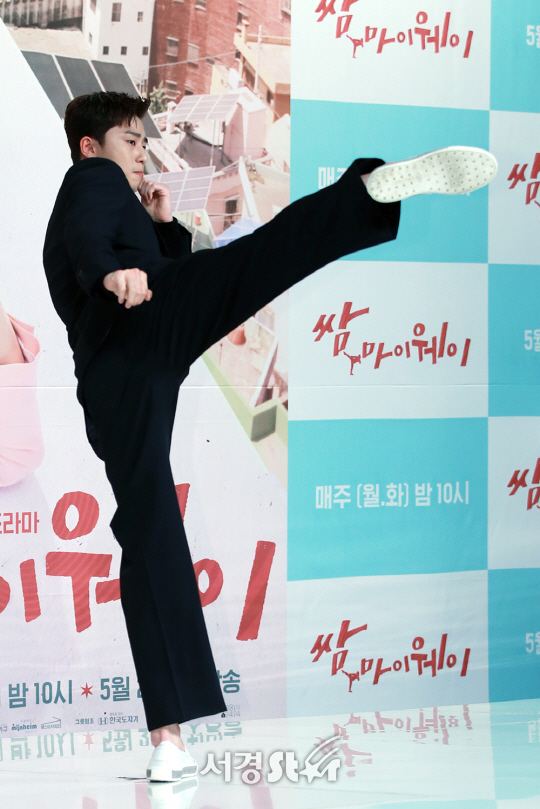 배우 박서준이 18일 오후 서울 영등포구 타임스퀘어 아모리스홀에서 열린 KBS2 ‘쌈, 마이웨이’ 제작발표회에 참석해 발차기를 선보이고 있다.