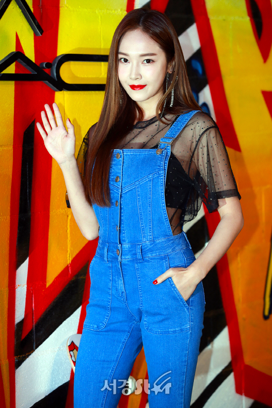 가수 제시카가 18일 오후 서울 성동구 한 스튜디오에서 스티브제이 앤 요니피와 맥의 콜라보레이션 론칭 기념 행사에 참석해 포즈를 취하고 있다.