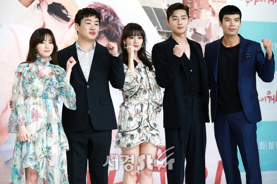 ‘쌈, 마이웨이’ 출연진들이 18일 오후 서울 영등포구 타임스퀘어 아모리스홀에서 열린 KBS2 ‘쌈, 마이웨이’ 제작발표회에 참석해 포즈를 취하고 있다.