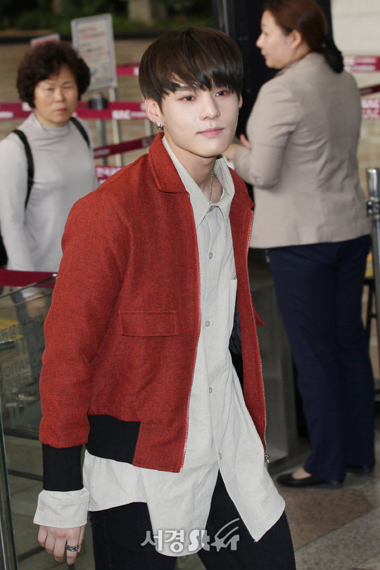 빅톤 멤버 세준이 18일 오후 김포국제공항을 통해 ‘KCON(케이콘)’에 참석하기 위해 도쿄 하네다로 출국하고 있다.