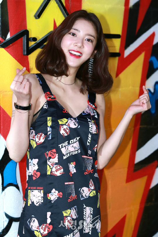 가수 손담비가 18일 오후 서울 성동구 한 스튜디오에서 스티브제이 앤 요니피와 맥의 콜라보레이션 론칭 기념 행사에 참석해 포즈를 취하고 있다.