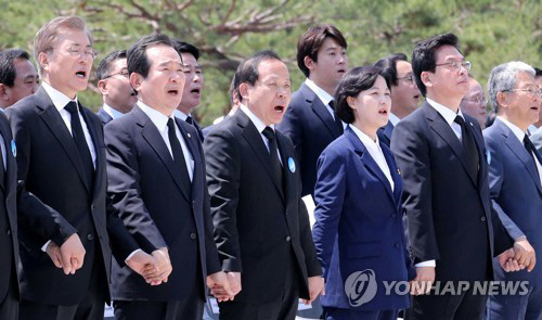 정우택 ‘임을 위한 행진곡’ 제창 거부에 신동욱 “개밥에 도토리 꼴”