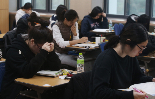 2017학년도 대학수학능력시험(수능)이 실시된 17일 오전 서울 중구 이화여자외국어고등학교 고사장에서 수험생들이 시험 시작에 앞서 준비를 하고 있다./서울경제DB