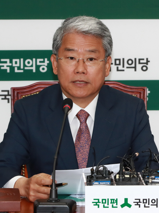 국민의당 김동철 당대표 권한대행 겸 원내대표가 19일 오전 국회 당대표실에서 열린 중진의원 간담회에 참석해 발언하고 있다. /연합뉴스