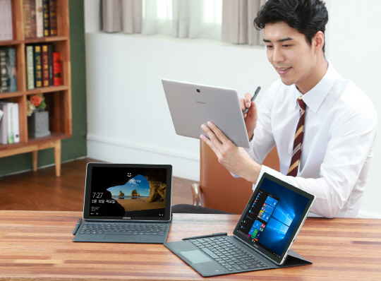 삼성전자 모델이 윈도 기반 태블릿 ‘갤럭시 북’을 사용하고 있다. 이 제품은 윈도10 운영체제와 S펜을 탑재해 PC의 사용성과 태블릿의 간편함을 갖춘 게 특징이다./사진제공=삼성전자
