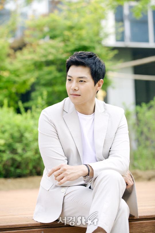 배우 박은석이 18일 오후 서울 영등포구 당산동에서 서경스타와의 인터뷰 전 포즈를 취하고 있다.