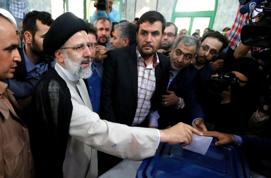 19일 실시된 이란 대통령선거에서 연임에 도전하는 친서방 지도자 하산 로하니(위쪽) 대통령과 유력 경쟁후보인 보수파 성직자 에브라힘 라이시(아래쪽)가 수도 테헤란에 마련된 투표소에서 각각 한 표를 행사하고 있다. 지난 2015년 7월 로하니 대통령이 미국 등 서방 6개국과 타결한 핵합의와 이에 따른 경제성과에 대한 국민적 심판의 성격을 지닌 두 후보 간 대결 결과는 20일 윤곽이 드러날 것으로 전망된다. /테헤란=AFP·EPA연합뉴스