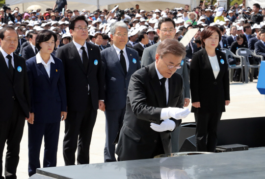문재인 대통령이 18일 광주 국립 5·18 민주묘지에서 열린 제37주년 5·18 민주화운동 기념식에서 분향하고 있다./연합뉴스
