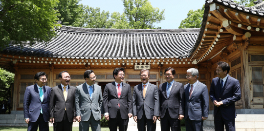 문재인 대통령이 19일 낮 청와대 상춘재에서 열린 여야 5당 원내대표와의 첫 오찬회동에 앞서 대화하고 있다. 왼쪽부터 전병헌 정무수석, 정의당 노회찬·바른정당 주호영·자유한국당 정우택 원내대표, 문재인 대통령, 더불어민주당 우원식·국민의당 김동철 원내대표, 임종석 비서실장 /연합뉴스