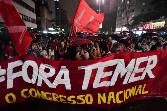 18일(현지시간) 브라질 상파울루에서 미셰우 테메르 대통령의 퇴진을 요구하는 시위가 진행됐다./상파울루=AFP연합뉴스