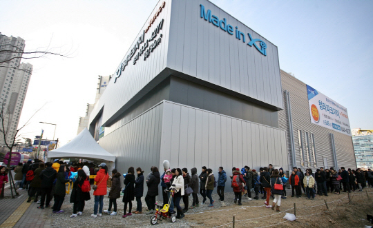 지난 2015년 3월 분양한 청라파크자이더테라스 모델하우스에 방문객들이 줄을 서 있다. /사진제공=GS건설