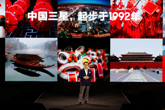 고동진 삼성전자 무선사업부 사장이 지난 18일(현지시간) 중국 베이징 외곽 구베이수이전에서 열린 제품 발표회에서 ‘갤럭시 S8’ ‘갤럭시 S8+’를 소개하고 있다./사진제공=삼성전자
